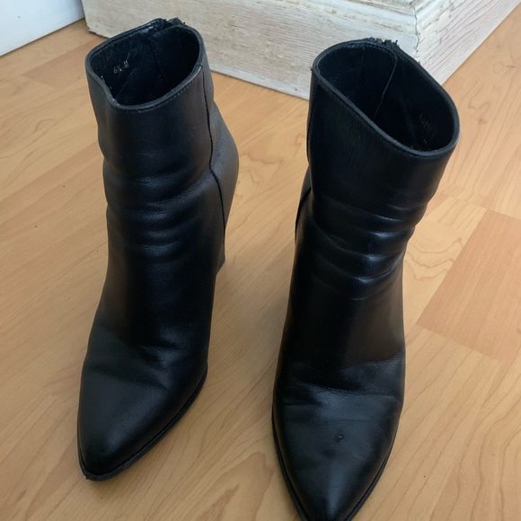 Stuart Weitzman black boots, made in Spain - Picture 1 of 8
